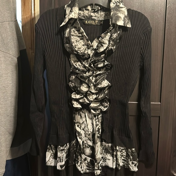 Size L, looks small but very stretchy. Black with grey and white pattern. - Picture 1 of 3